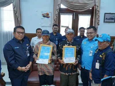 Pak Jamin dan Pak Sarmo (dua tengah, memakai topi) menerima penghargaan setelah selamatkan ratusan penumpang rel kereta api(Foto: X/KAI121)