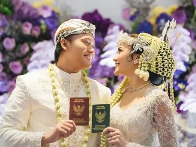 Potret pernikahan Rizky Febian dan Mahalini saat pamer buku nikah yang ternyata belum sah. (Foto: Instagram/rizkyfbian)