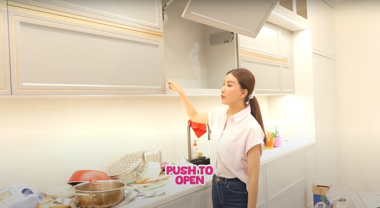 Sarwendah memamerkan dapur di rumahnya. Foto: Youtube/Sarwendah Official