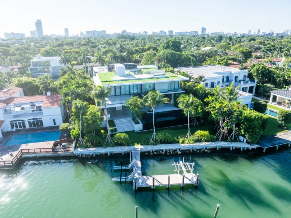 Bagian belakang rumah David dan Victoria Beckham yang menghadap Teluk Biscayne (Foto: The Mega Agency)