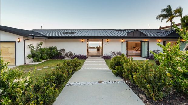 Tampak dari Depan: Rumah Matthew Perry di Pacific Palisades. Foto: Sotheby's International Realty