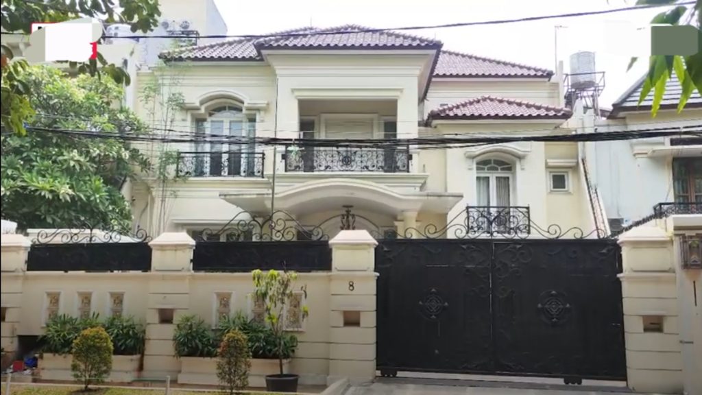 Tampak depan rumah Zarof Ricar (Foto: YouTube/Kumparan)
