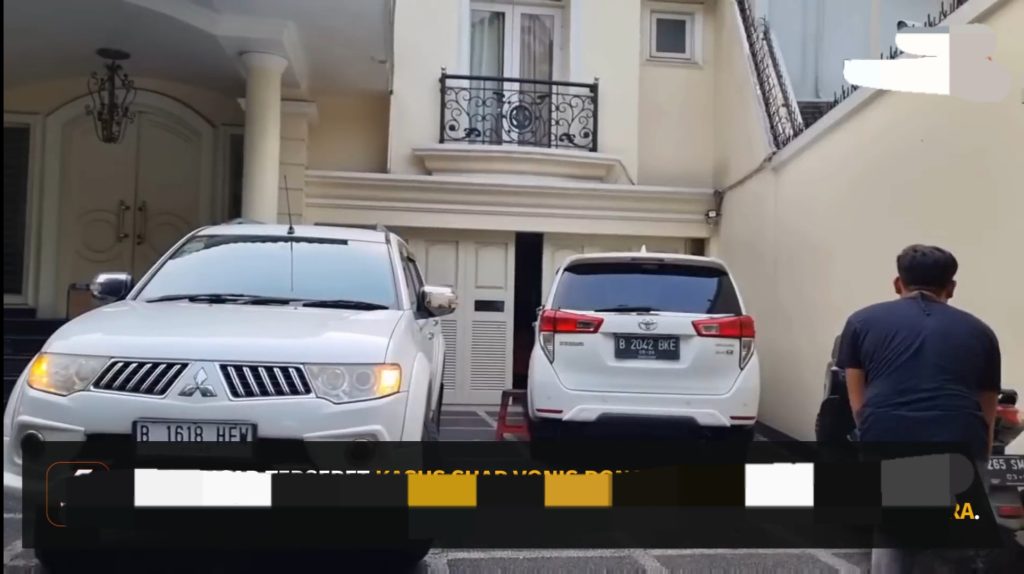 Halaman rumah Zarof mampu tampung banyak kendaraan (Foto: YouTube/Liputan6)