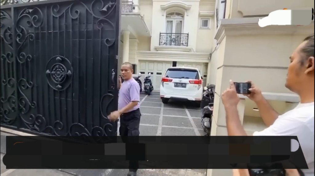 Pagar hitam yang sangat tertutup (Foto: YouTube/Liputan6)