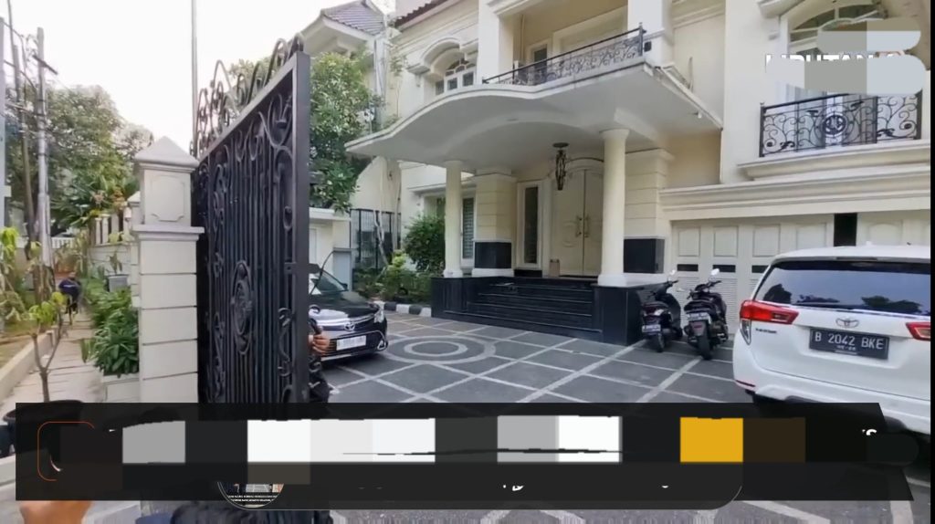 Halaman rumah Zarof yang sangat luas, lengkap dengan undakan dan taman kecil (Foto: YouTube/Liputan6)