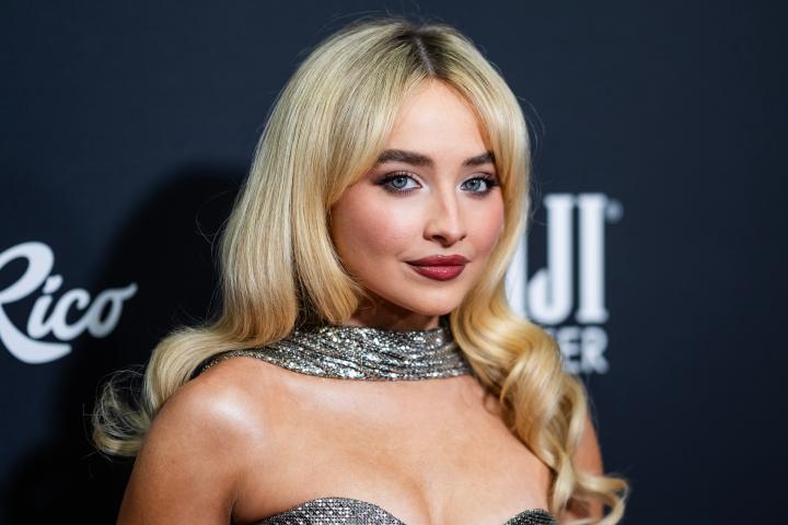 Makeup dan gaya rambut ikonik Sabrina Carpenter (Foto: FilmMagic)
