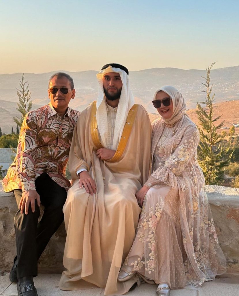 Sabda Ahessa (tengah) bersama kedua orangtuanya (Foto: Instagram/shantywsh)