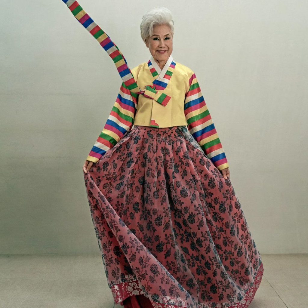 Potret Choi Soon Hwa berbaju hanbook (Foto: Instagram/soonhwa1)