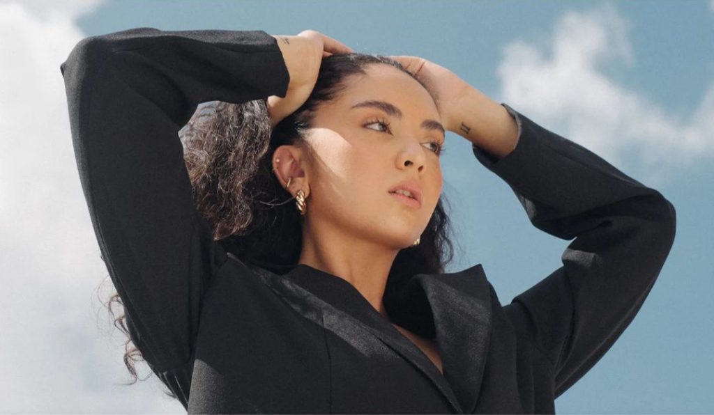 Tasha Serena saat berpose di depan kamera (Foto: Instagram/tashserena)