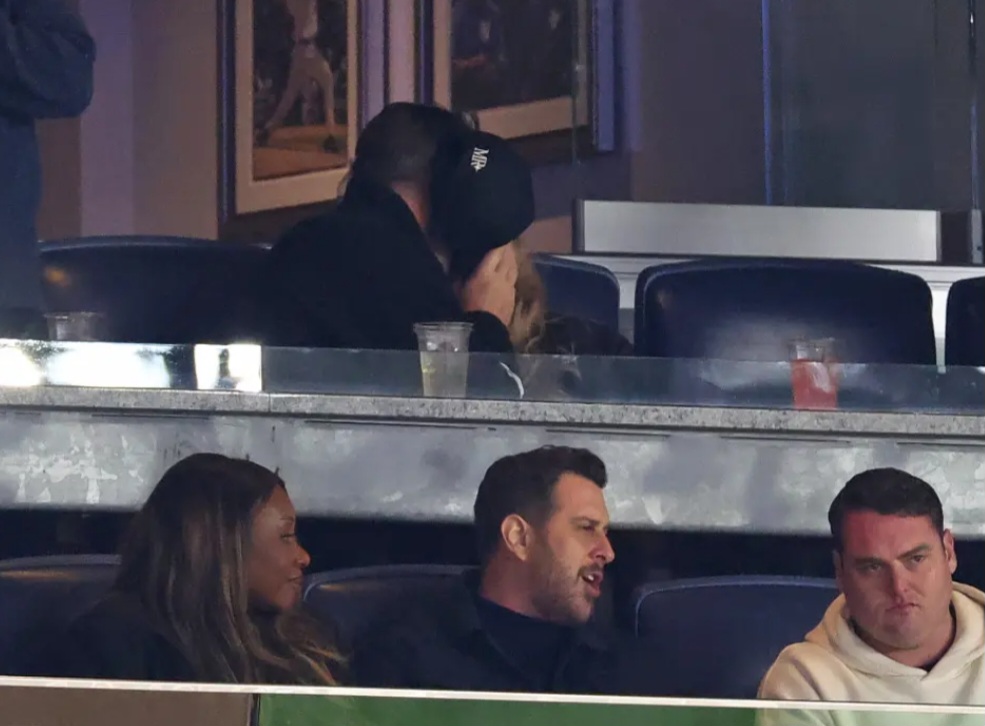 Travis menutupi wajahnya dan Taylor (atas) dengan topi (Foto: Dok. NY Post/Robert Sabo)