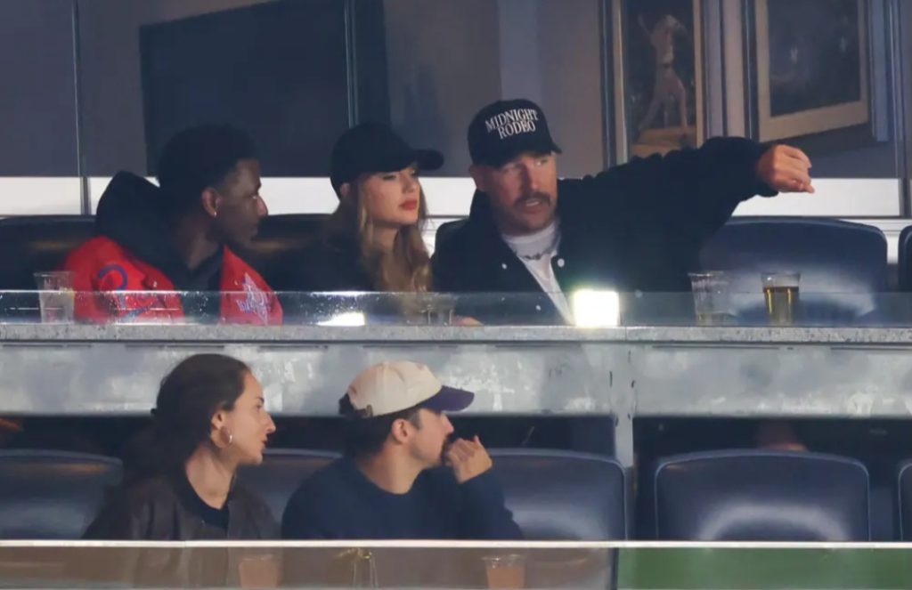 Taylor dan Travis bersama dengan Jerrod Carmichael (atas, kiri) (Foto: Dok. Getty Image)