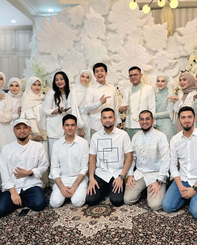 Potret Ibel dan Haldy bersama teman-teman (Foto: Instagram/dhiniaminarti)