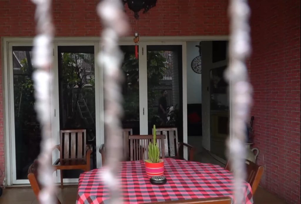 Teras belakang rumah Jeremy Teti yang teduh (Tangkap layar YouTube/deHakims Story)