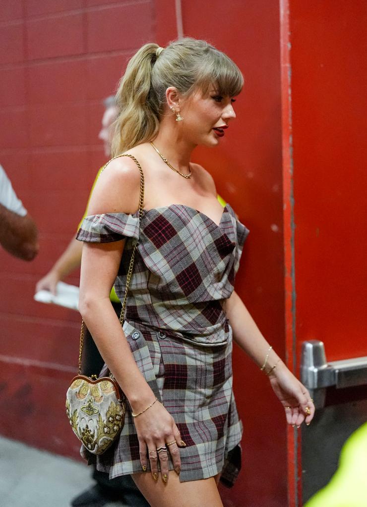 Taylor Swift tampil dengan gaya rambut diikat ponytail berponi (Foto: USA Today Sports)