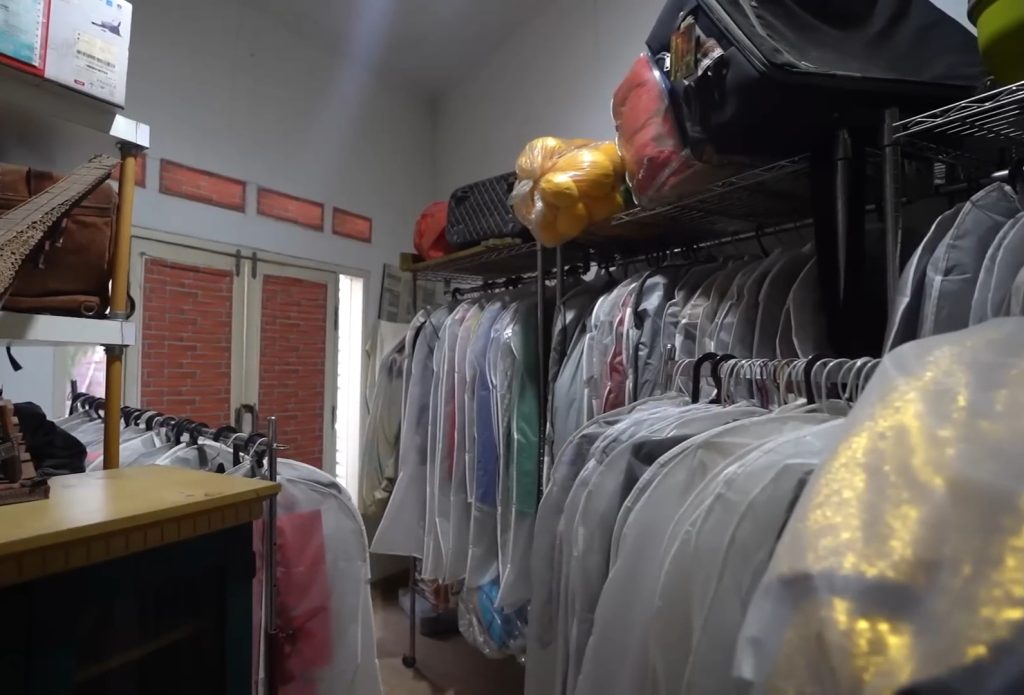 Wardrobe Jeremy Teti yang rapi (Tangkap layar YouTube/deHakims Story)