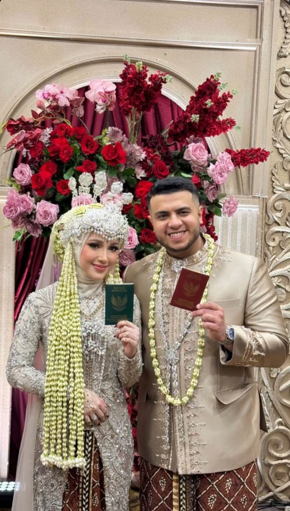 Yislam Jaidi dan Miskah Sfafa memamerkan buku nikah (Foto: Instagram/@diandidit)