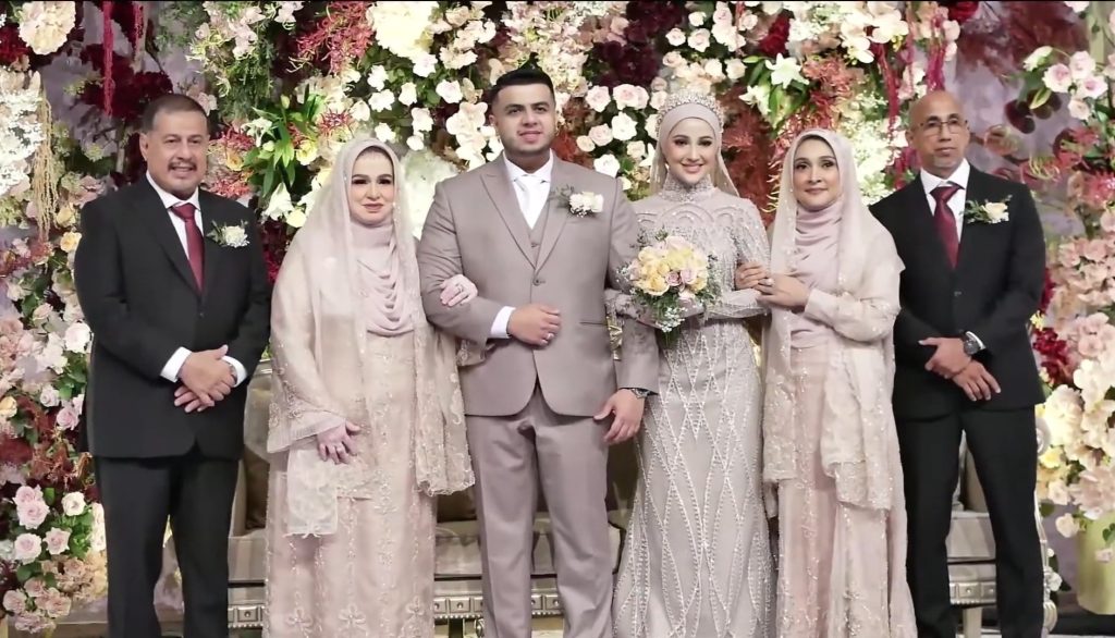 Foto mempelai dengan orangtua (Foto: YouTube/Fadil Jaidi)