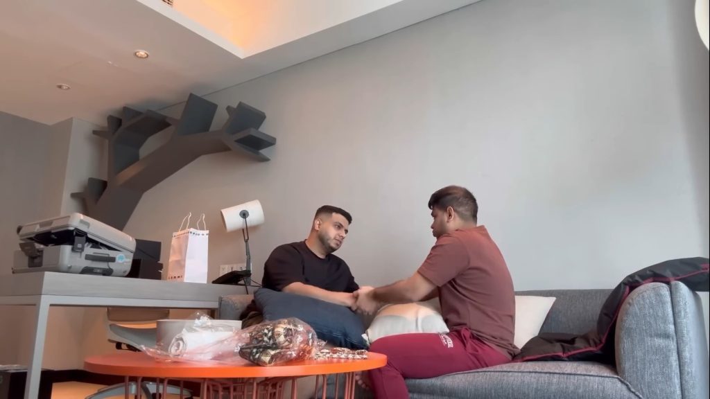 Yislam Jaidi (kiri) berlatih ijab kabul dengan Fadil (Tangkap layar YouTube/Fadil Jaidi)