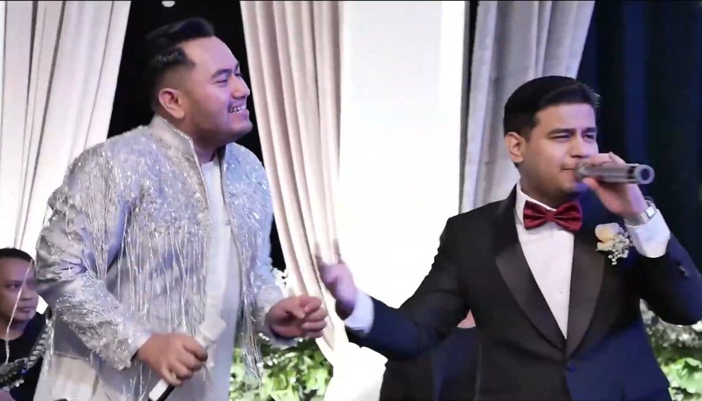 Nassar dan Fadil melakukan duet (Foto: YouTube/Fadil)