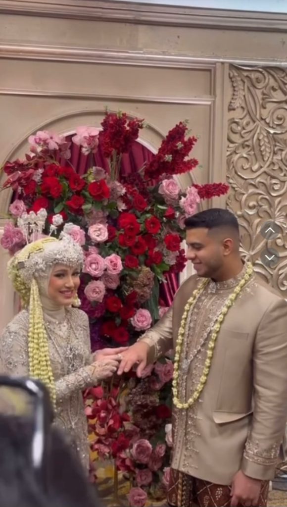 Pasang cincin keduanya (Foto: TikTok/yiskahtilljannah)