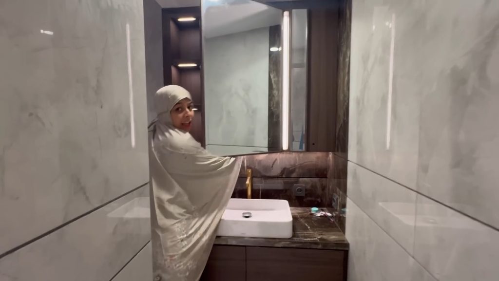 Kamar mandi dalam mewah dengan batu marmer (Tangkap layar YouTube/Fadil Jaidi)