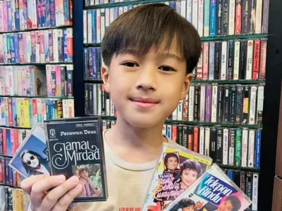 Yoan Cocohamida dan ratusan koleksi kaset pita miliknya (Foto: Instagram/yoan.cocohamida)