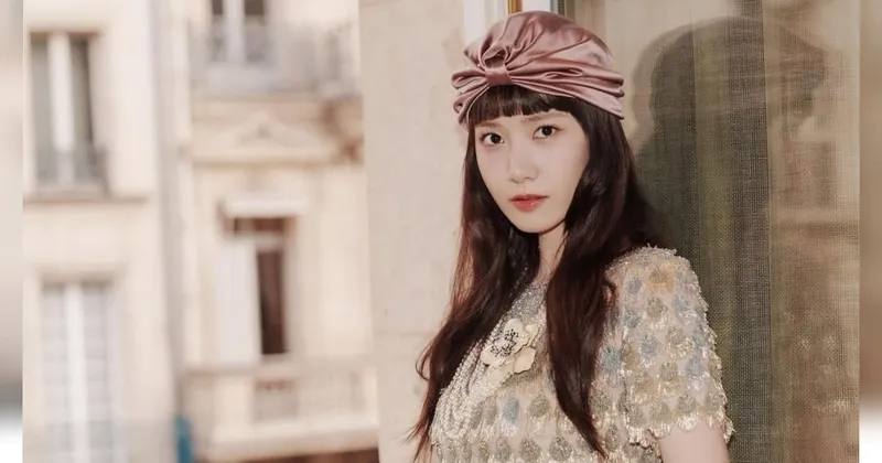 Gaya Yoona SNSD Pakai Turban di Paris Fashion Week 2024