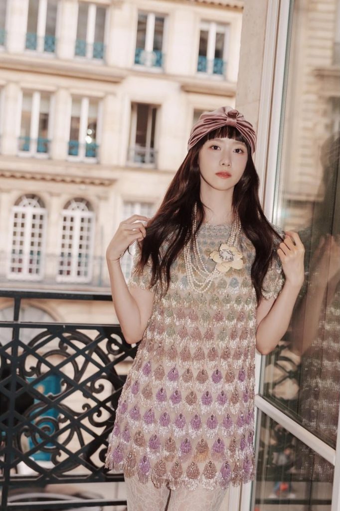 Tampilan seluruh badan Lim Yoon Ah dalam Paris Fashion Week (Foto: X/kchartsmaster)