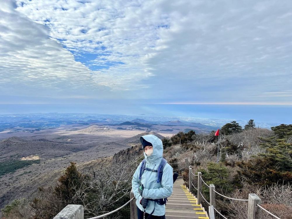 Yuri SNSD saat mendaki Gunung Hallasan (Foto: Instagram/yulyulk