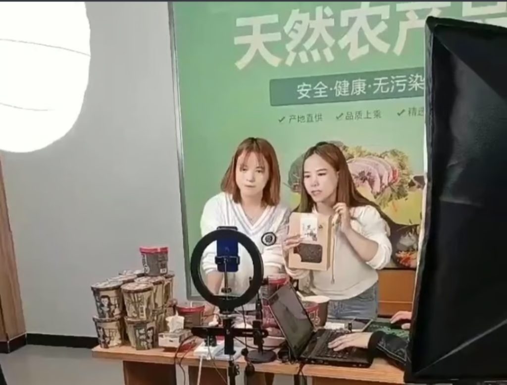 Zhang Li dan Cheng Keke saat melakukan live bersama (Foto: Weibo/正觀新聞)