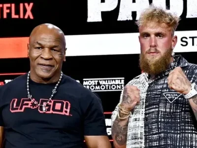 Mike Tyson dan Jake Paul. Foto : AFP/Roy Rochlin
