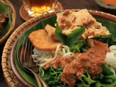 ILUSTRASI : Pecel, masuk daftar salad terbaik di dunia. Foto : shutterstock.com/g/AriyaniTedjo