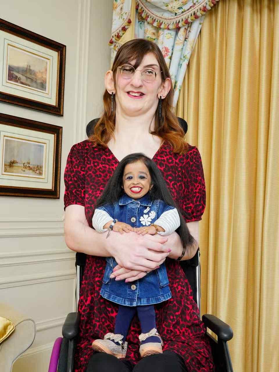 Rumeysa Gelgi bertemu Jyoti Amge. Foto : Instagram/guinnessworldrecords