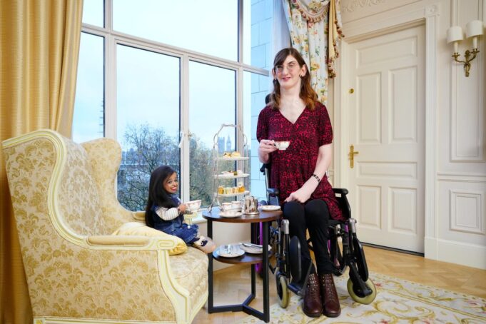 Rumeysa Gelgi bertemu Jyoti Amge. Foto : Instagram/guinnessworldrecords