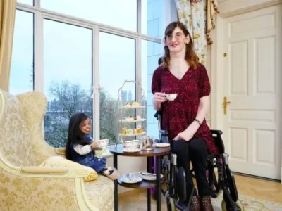Wanita tertinggi dan terpendek di dunia bertemu di Hari Rekor Dunia. Foto : Instagram/guinnessworldrecords