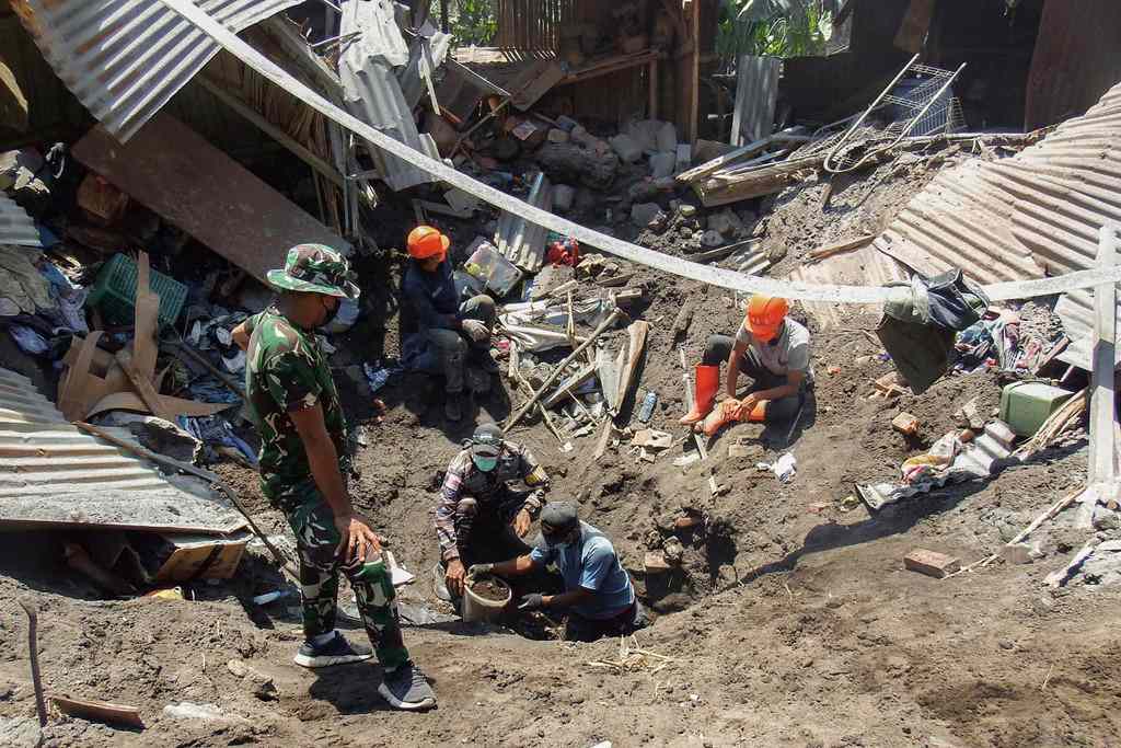 Potret bangunan rusak akibat erupsi. Foto: ARNOLD WELIANTO / AFP
