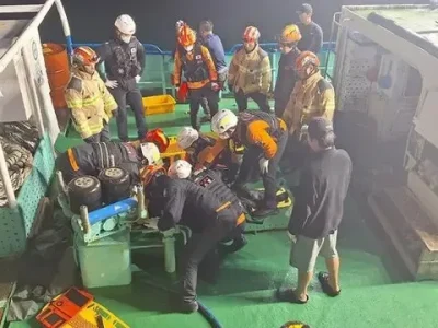 Awak kapal yang diselamatkan dibawa ke pelabuhan terdekat setelah kapal penangkap ikan mereka tenggelam di lepas pantai Pulau Jeju, Korea Selatan Jumat (8/11). Foto : Yonhap