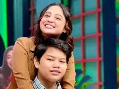 Potret Dewi Perssik saat bersama anak angkatnya. Foto : Instagram/dewiperssik9