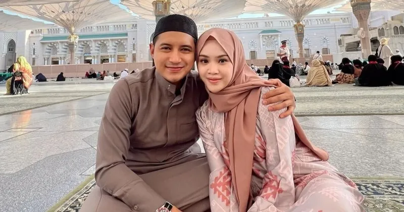 Chand Kelvin Bagi Kabar Kehamilan Istri Saat Umrah