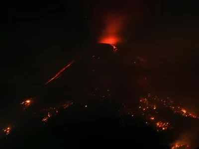 Lava pijar keluar dari kawah Gunung Lewotobi Laki-laki saat erupsi. Foto : Antara/Aditya Pradana Putra