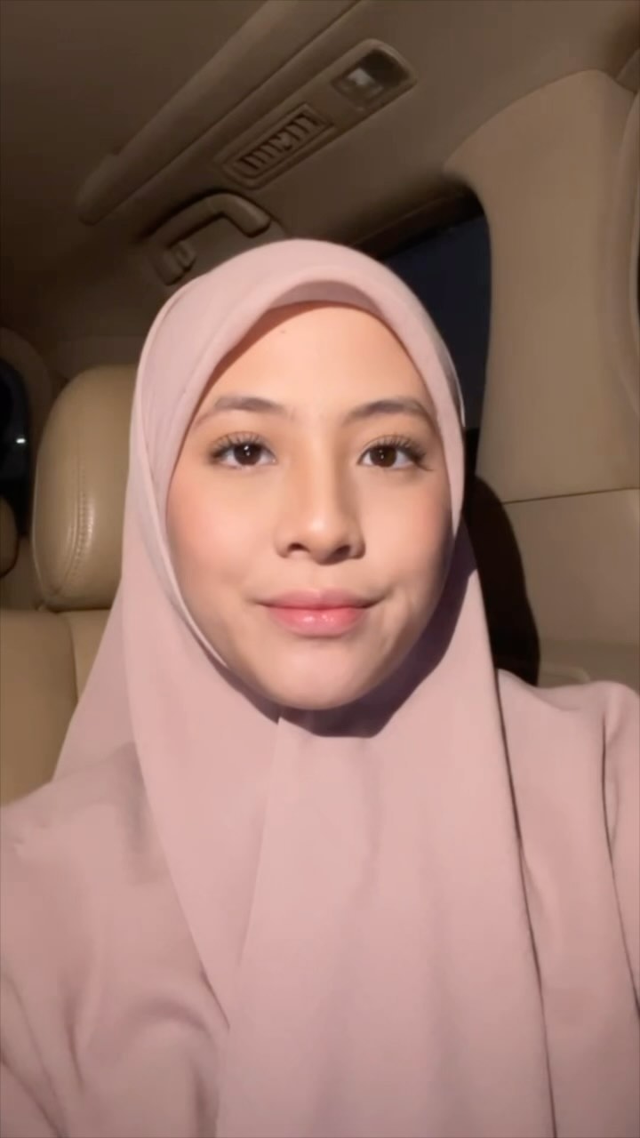 Potret Adhisty Zara tampil berhijab. Foto : Instagram/zaraadhsty