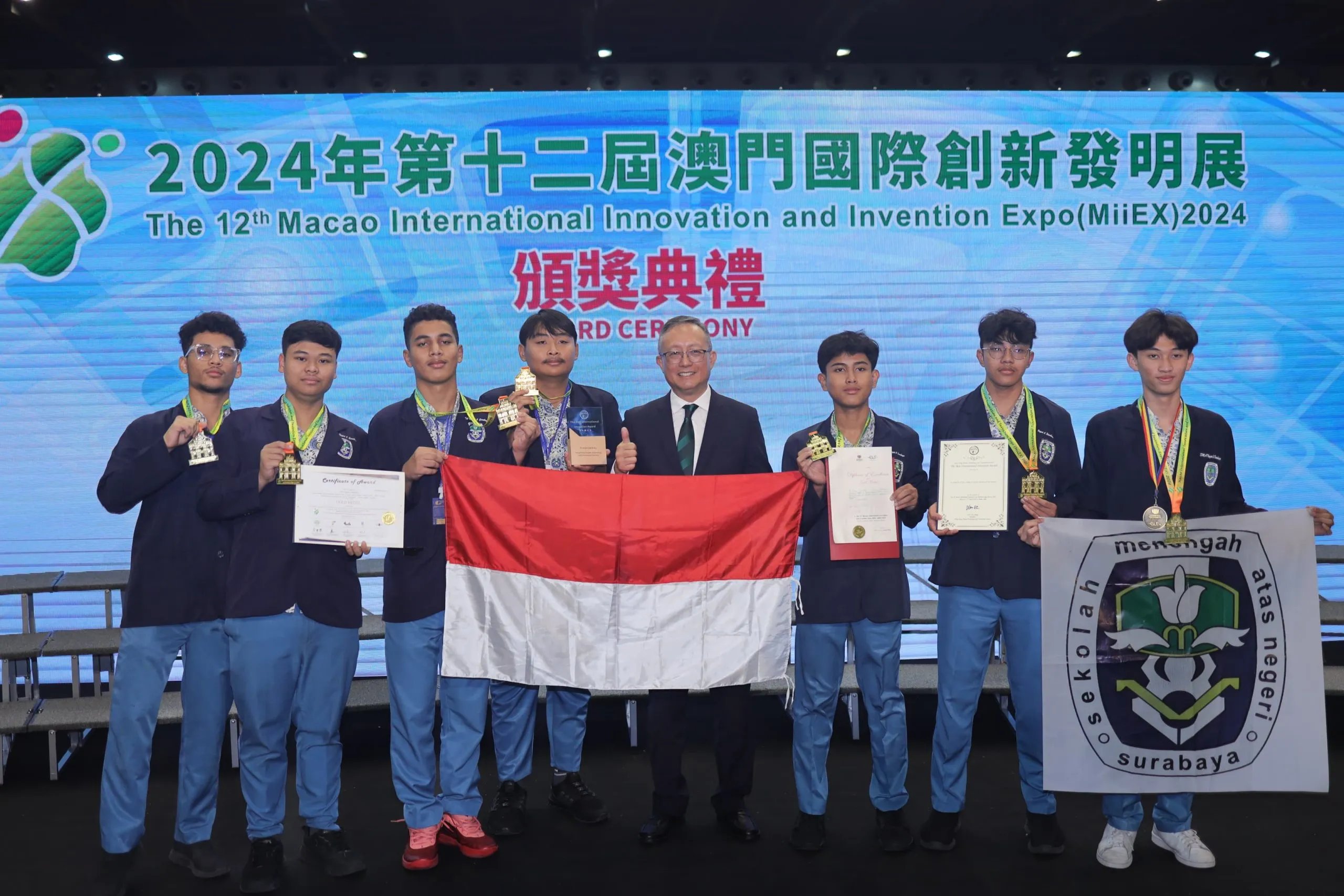 Berkat Alat Penyaring Limbah Minyak, Siswa SMAN 5 Surabaya Raih 3 Penghargaan di Macau