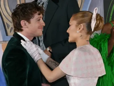 Momen menggemaskan Ariana Grande bersama Ethan Slater di premiere film 'Wicked'. (Foto: Getty Images)