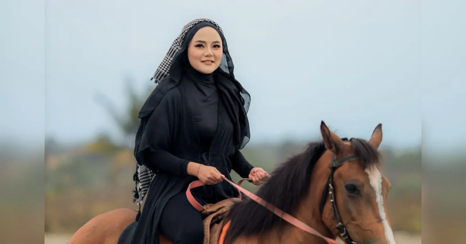 Selebgram Arie Rieyanthie Diselingkuhi saat Pergi Umrah