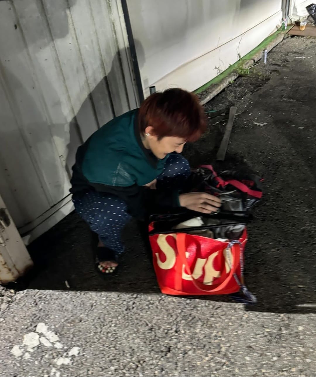 Sandal akupuntur G-Dragon. Foto: Dok. Instagram @8lo8lo8lowme