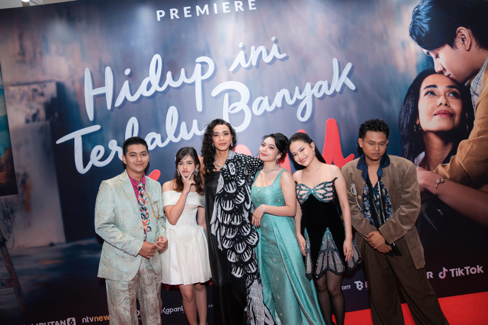 Para pemeran film ‘Hidup Ini Terlalu Banyak Kamu’. (Foto: Agnes/Nyata)