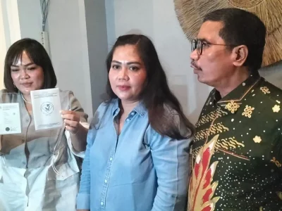 Priscilla, Fitria, dan Fahmy Hamid saat konferensi pers terkait adanya dugaan penipuan bisnis berlian yang dilakukan Reza Artamevia. (Foto: Yanuar/Nyata)