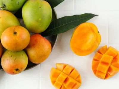 Ilustrasi makan mangga. (Foto: Dok. Net)