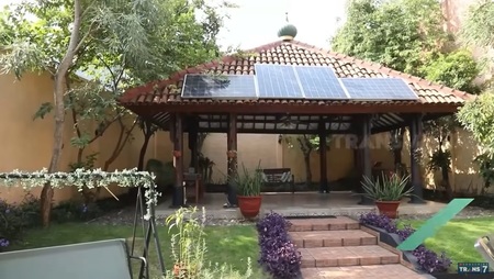 Potret gazebo yang ada di rumah Ikang Fawzi. Foto : YouTube: Trans7 Official