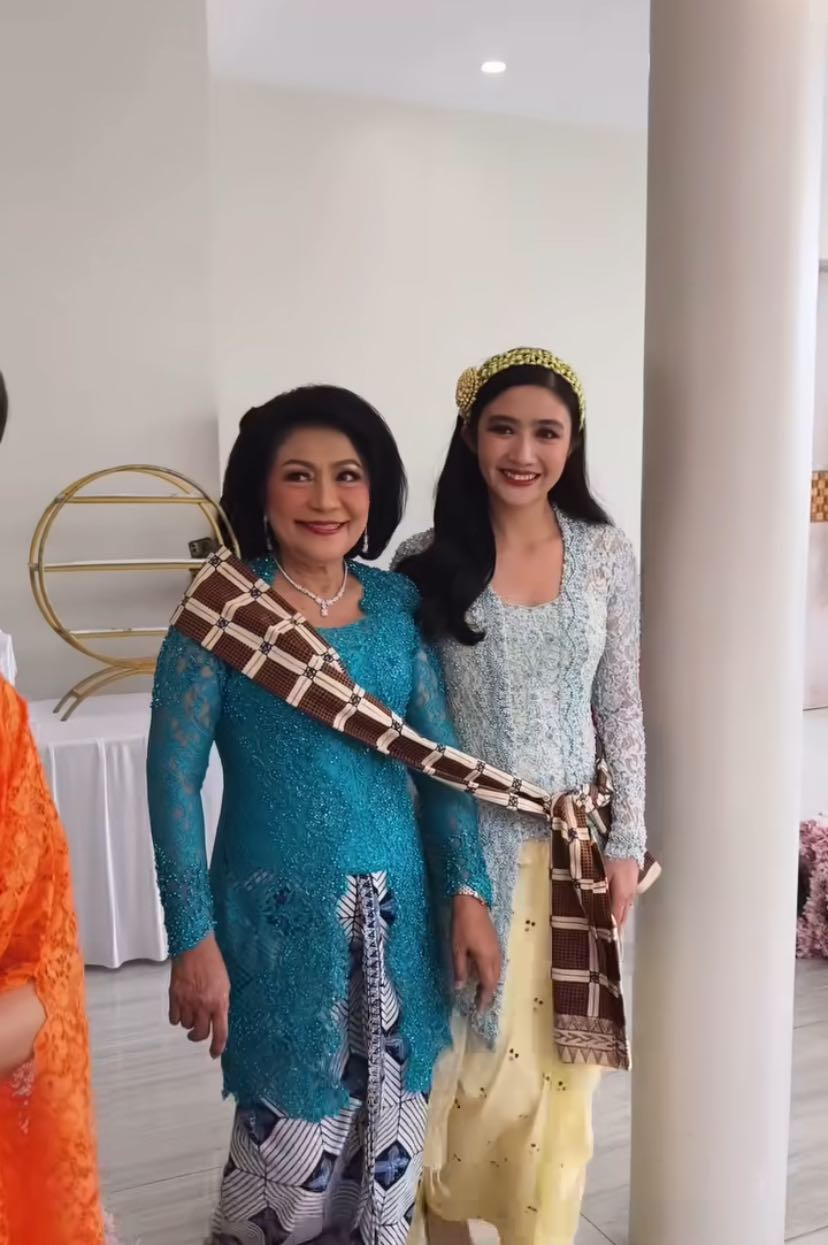 Febby mengenakan kebaya tradisional dengan warna biru muda lembut.